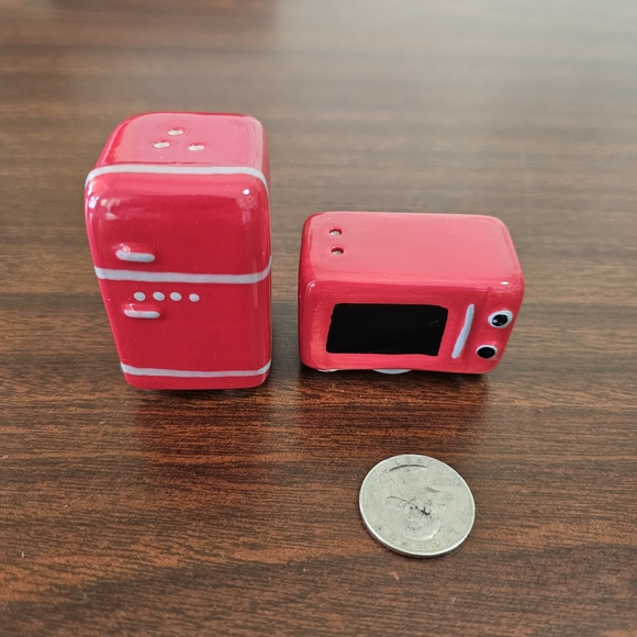 Other - Miniature Salt And Pepper Shakers . Shaped As Fridge and Microwave Set.